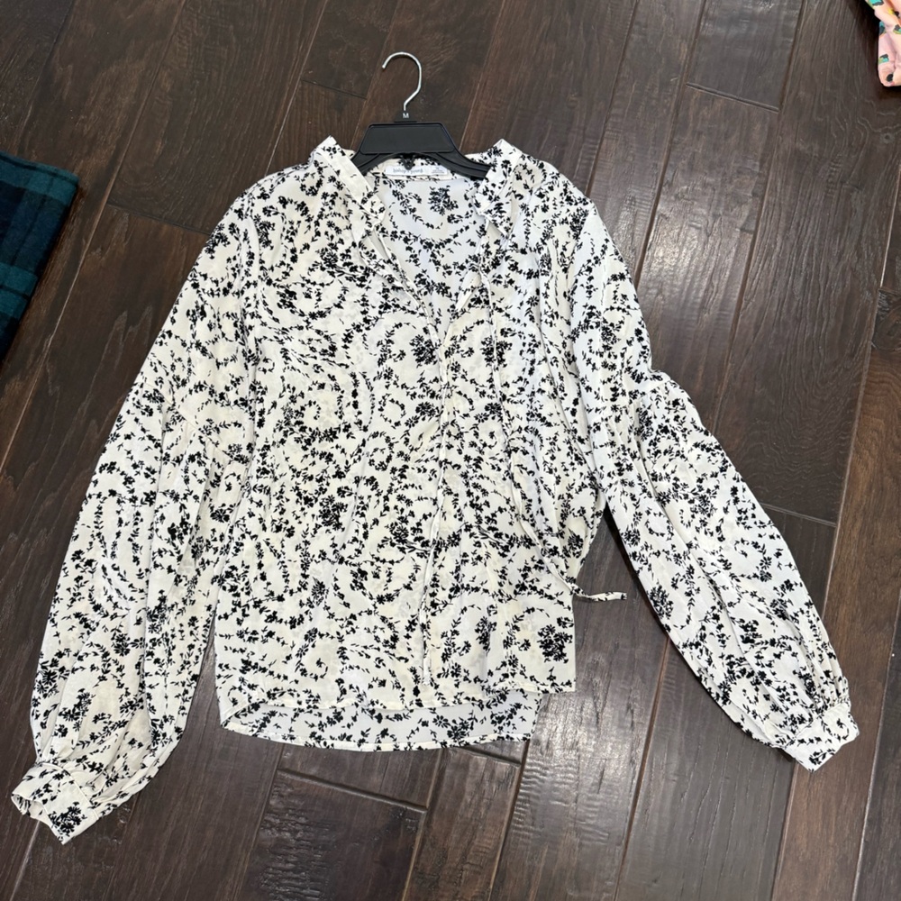 Black and white balloon sleeve blouse.